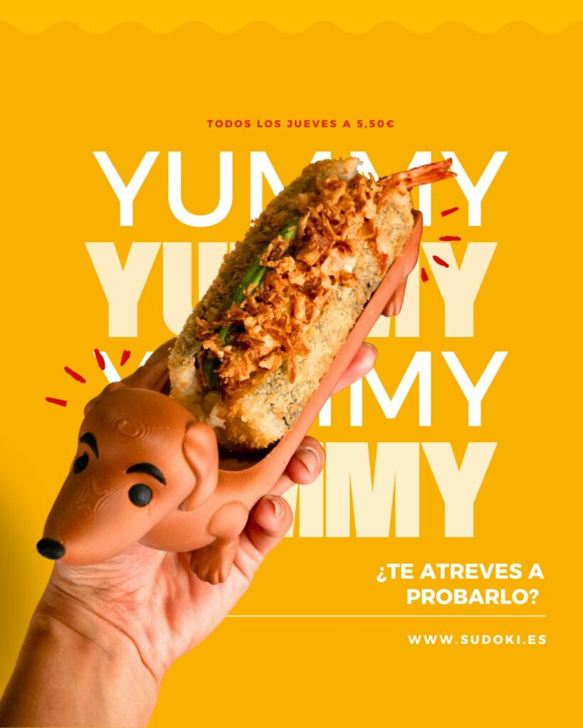 Sushi Perro Firulai con langostinos, aguacate, cangrejo y cebolla frita crocante, servido en Sudoki Sushi & Fusion, Barcelona.