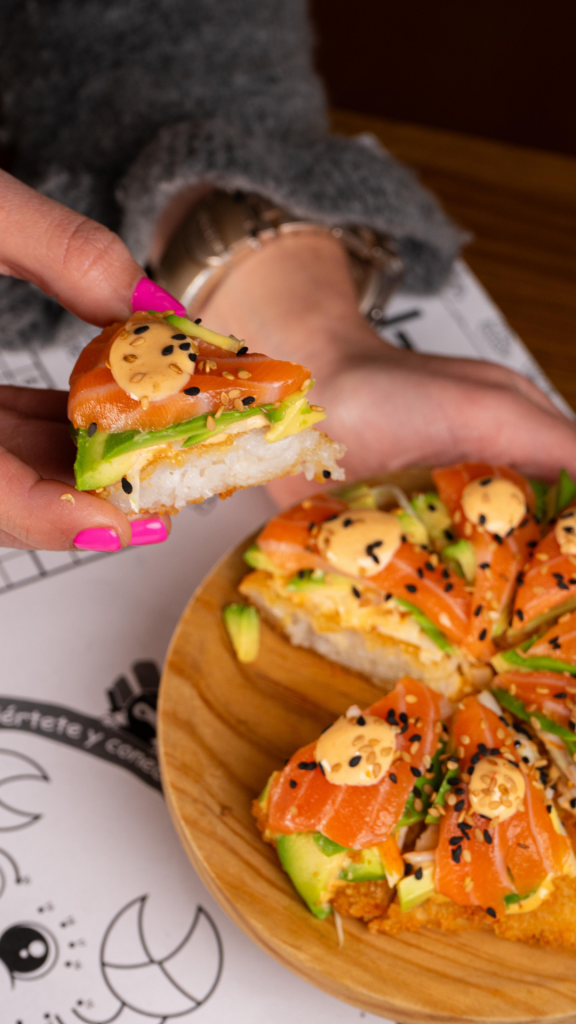 sushi en forma de pizza con salmón aguacate y arroz