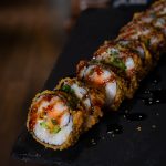 Tiger Roll de sushi en Sudoki Sushi Barcelona con salmón, aguacate y crujiente en el Eixample