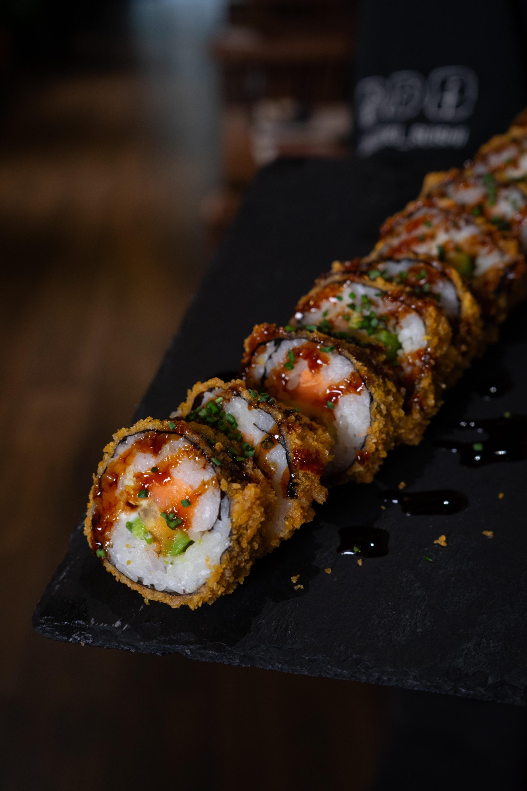 Tiger Roll de sushi en Sudoki Sushi Barcelona con salmón, aguacate y crujiente en el Eixample