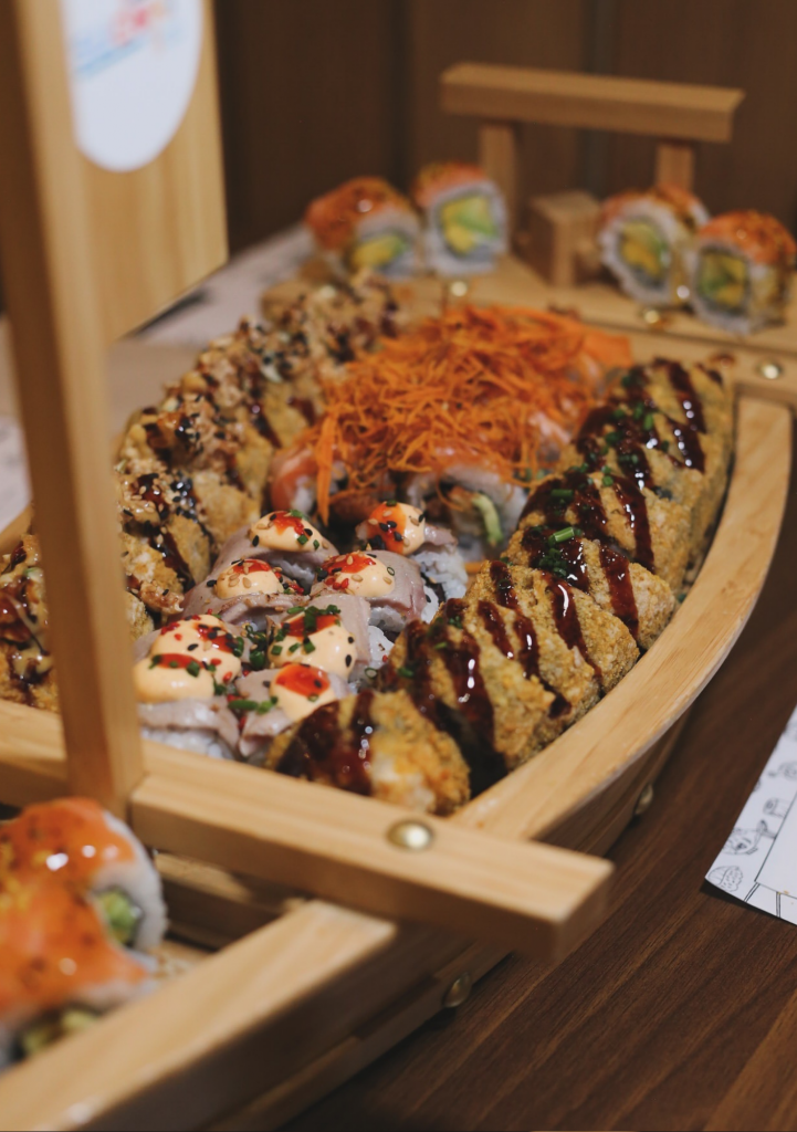barco de sushi en Sudoki Sushi Barcelona para compartir en Eixample