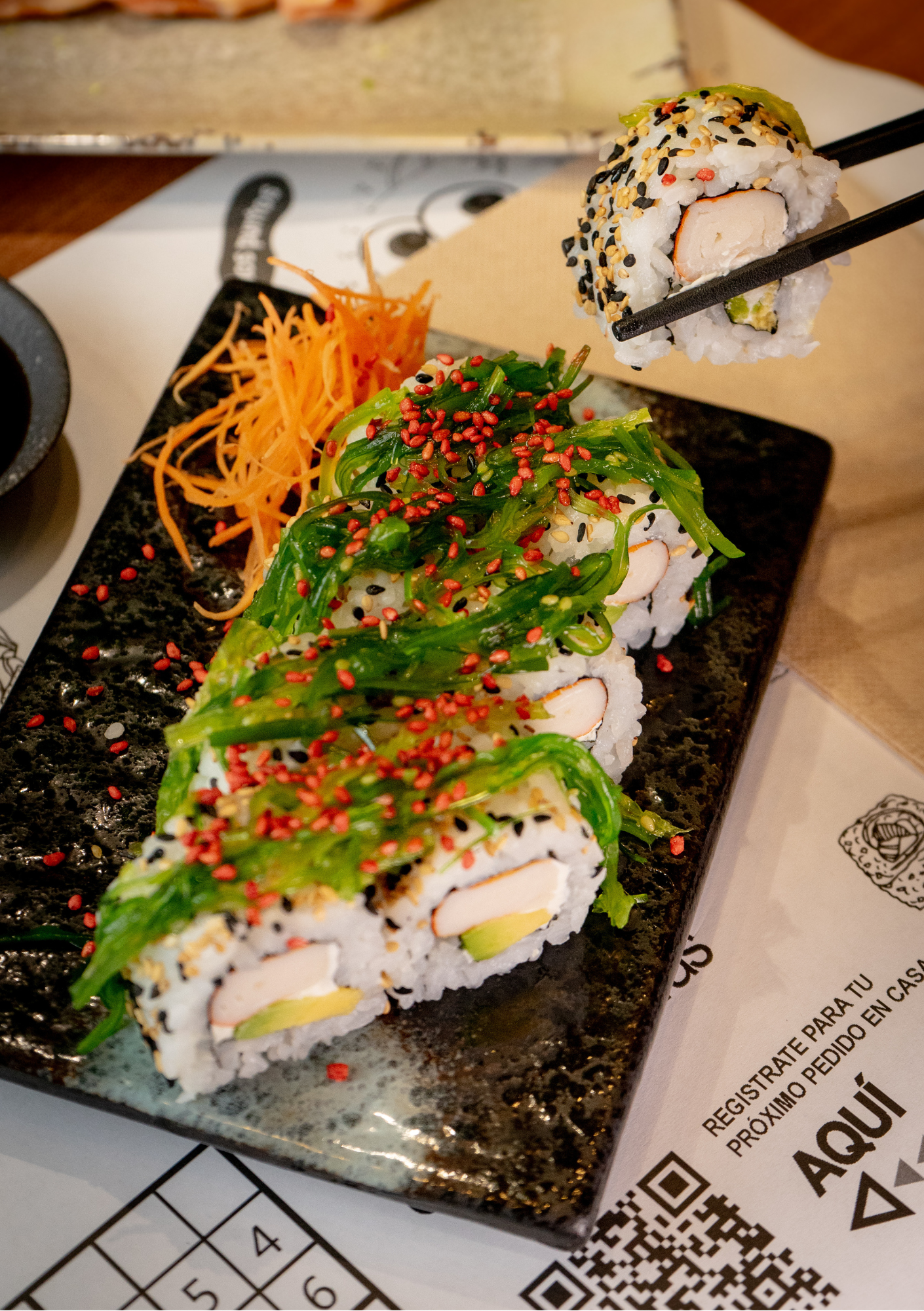plato de sushi en Sudoki Sushi Barcelona con rolls creativos y frescos