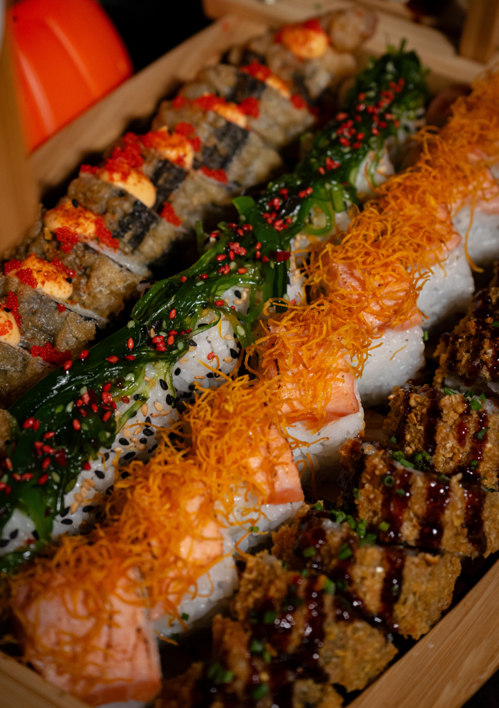 variedad de roles de sushi fríos y tempurizados