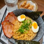 Menú de mediodía en Sudoki Sushi Barcelona con gyozas, refresco y ramen con algas, huevo, cerdo y pasta.
