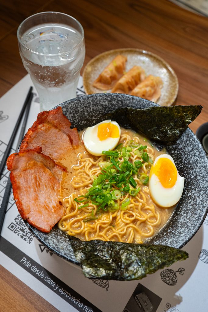 Menú de mediodía en Sudoki Sushi Barcelona con gyozas, refresco y ramen con algas, huevo, cerdo y pasta.
