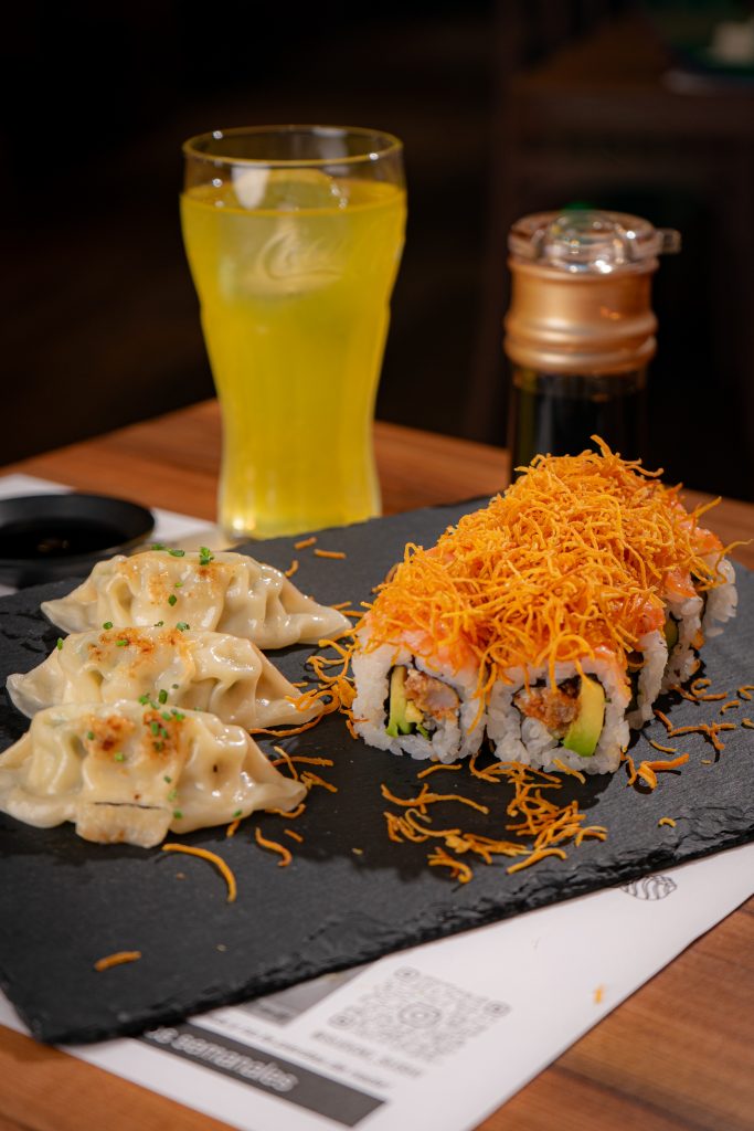 Menú de mediodía en Sudoki Sushi & Fusión en Barcelona con gyozas, sushi roll cubierto de crujiente zanahoria y bebida refrescante