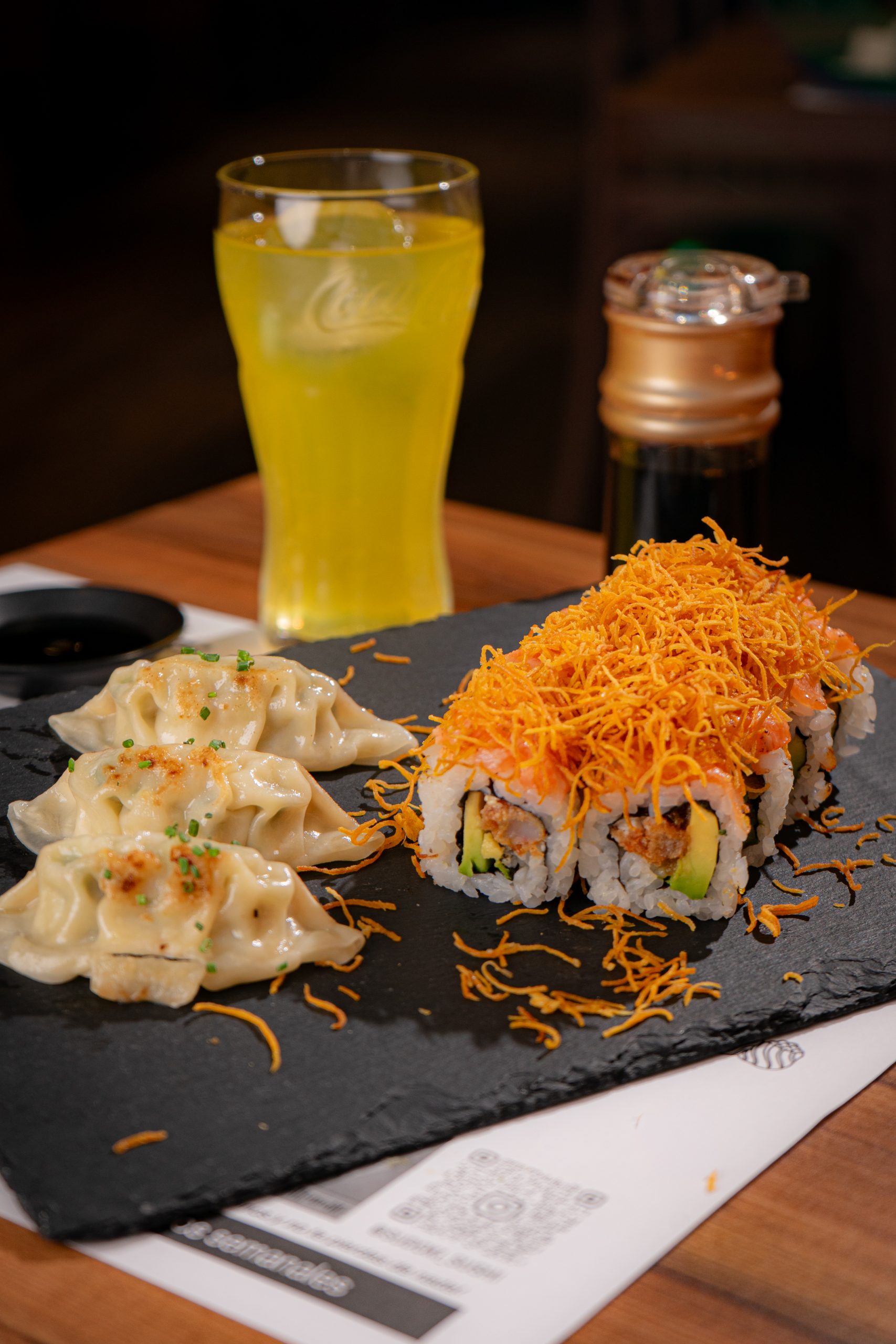 Menú de mediodía en Sudoki Sushi & Fusión en Barcelona con gyozas, sushi roll cubierto de crujiente zanahoria y bebida refrescante