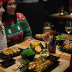 Cena de Navidad en Barcelona con sushi, gyozas, wakame y ambiente festivo en Sudoki Sushi & Fusión.