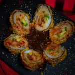 sushi frito estilo tempura relleno de pollo, aguacate y pepino con salsa especial al centro, presentación en forma de flor en Sudoki Sushi Barcelona